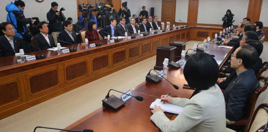 1일 오전 서울 세종로 정부서울청사에서 열린 정책조정강화를 위한 정부-청와대 관련 회의에서  각부 부처 장관들과 청와대 수석들이 황우여 사회부총리의 모두 발언을 듣고 있다.